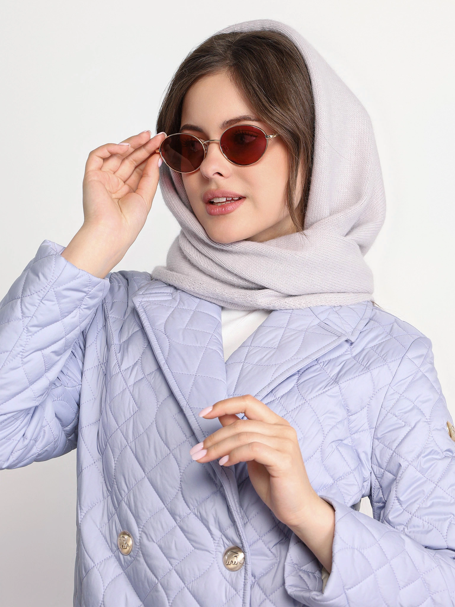 Шарф-косынка с декоративной нашивкой серого цвета